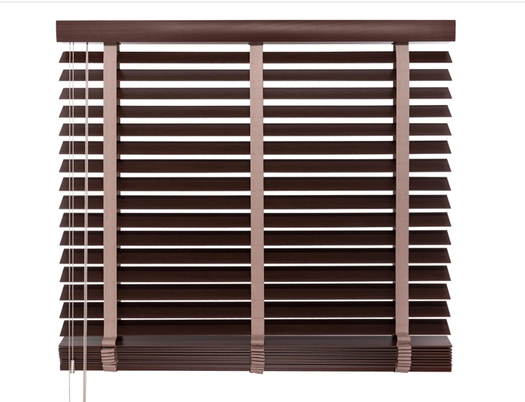 Houten jaloezieën in woonkamer