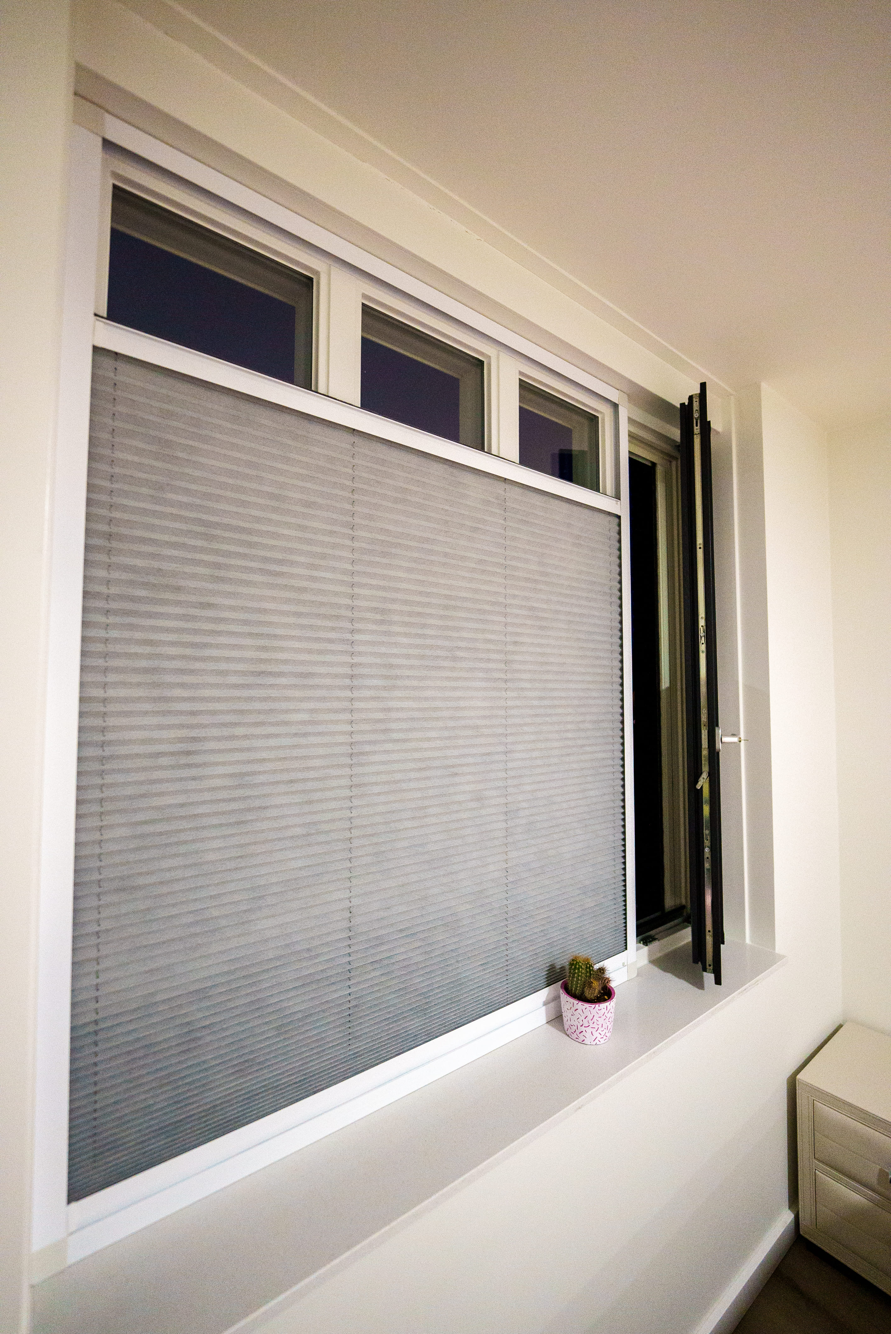 Plisségordijnen in een erker