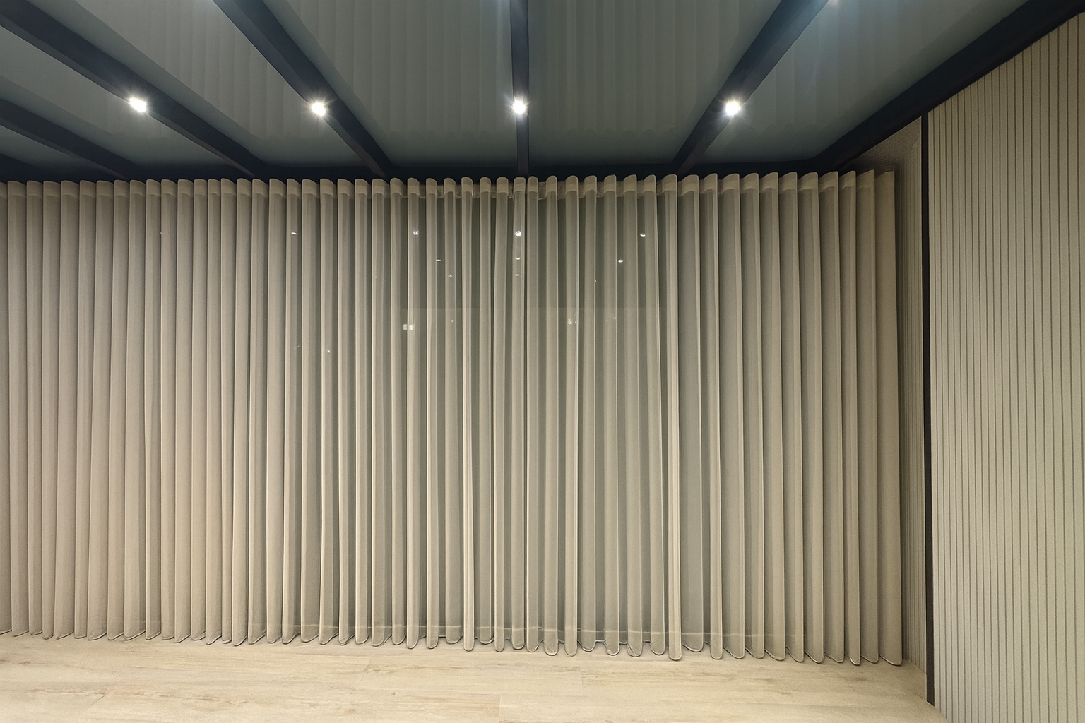 Tül gordijn in woonkamer