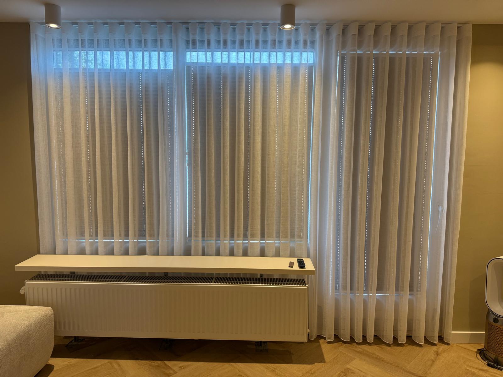 Inbetweens voor hoge ramen in de woonkamer